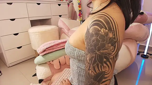 justonecute online show from 10, 6, 2026