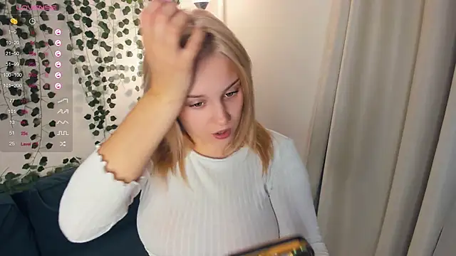 Snapshot of little__caprice chatting on 22, 9, 2025 little caprice online show from 22, 9, 2025