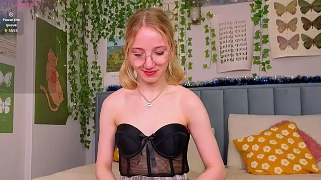 Snapshot of EmmaNovak chatting on 19, 1, 2026 EmmaNovak online show from 19, 1, 2026