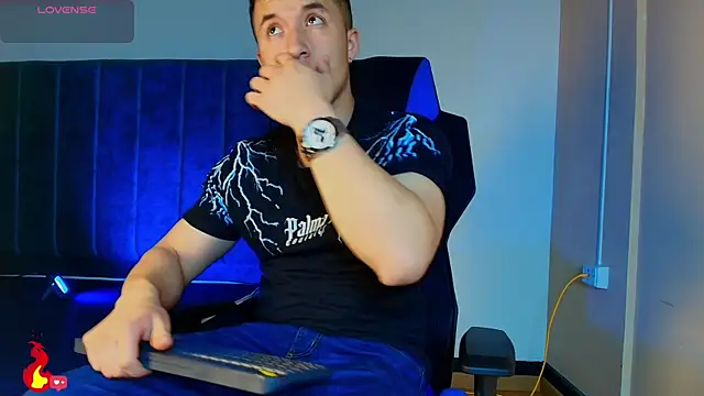 Snapshot of Ethan_Connor chatting on 12, 10, 2025 Ethan Connor online show from 12, 10, 2025