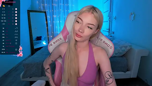 AnyaTaylor  online show from 11, 11, 2025