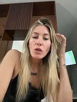 Snapshot of caritadeangellll chatting on 19, 11, 2025 caritadeangellll online show from 19, 11, 2025