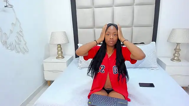 Snapshot of ElisabettaMonroy chatting on 8, 10, 2025 ElisabettaMonroy online show from 8, 10, 2025