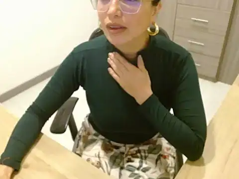 Snapshot of fox_renata chatting on 28, 10, 2025 fox renata online show from 28, 10, 2025