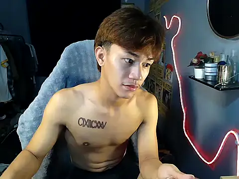 Snapshot of naughtyboyloy_0 chatting on 13, 7, 2026 naughtyboyloy 0 online show from 13, 7, 2026