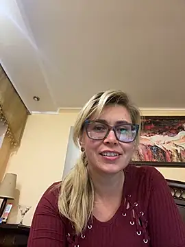 Crystal00Girl online show from 3, 10, 2025