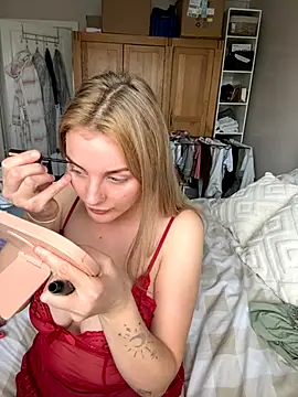 Layla 20  online show from 10, 10, 2025