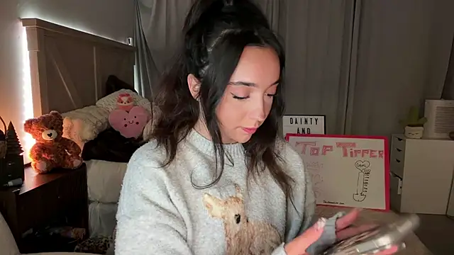 Snapshot of emmyfawn chatting on 4, 5, 2026 emmyfawn online show from 4, 5, 2026