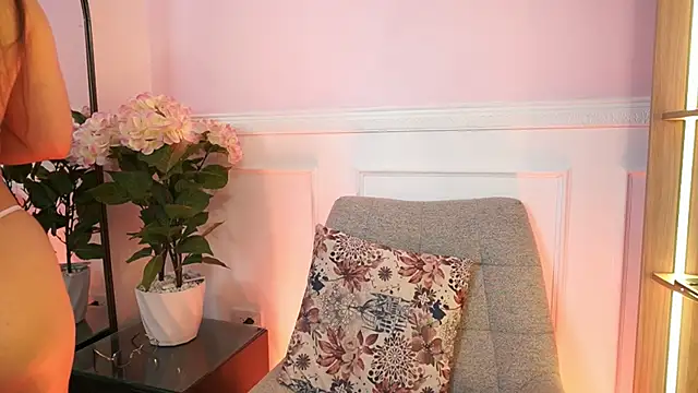 MilaCrave online show from 3, 4, 2026