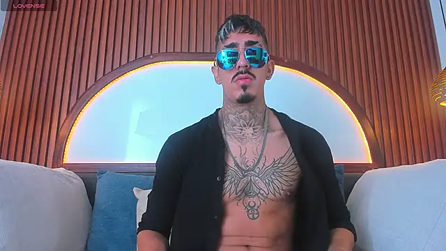 Snapshot of Donovan_Desmond chatting on 25, 10, 2025 Donovan Desmond online show from 25, 10, 2025