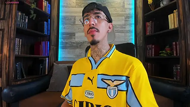 Snapshot of Donovan_Desmond chatting on 18, 11, 2025 Donovan Desmond online show from 18, 11, 2025