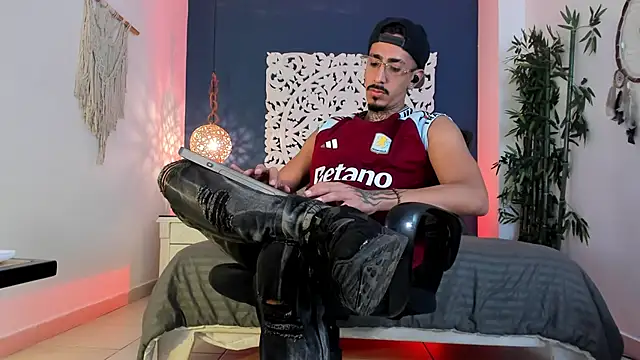 Snapshot of Donovan_Desmond chatting on 4, 3, 2026 Donovan Desmond online show from 4, 3, 2026