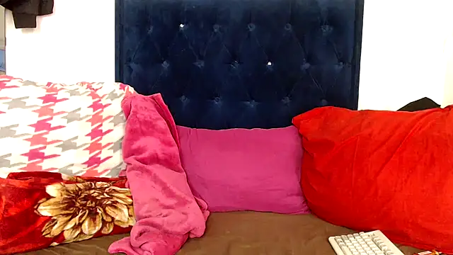 BUNNYCHOWX28 online show from 12, 3, 2026