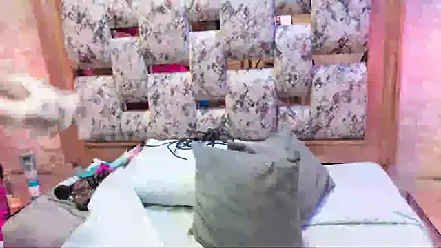 Snapshot of julyana_mendez chatting on 23, 9, 2025 julyana mendez online show from 23, 9, 2025