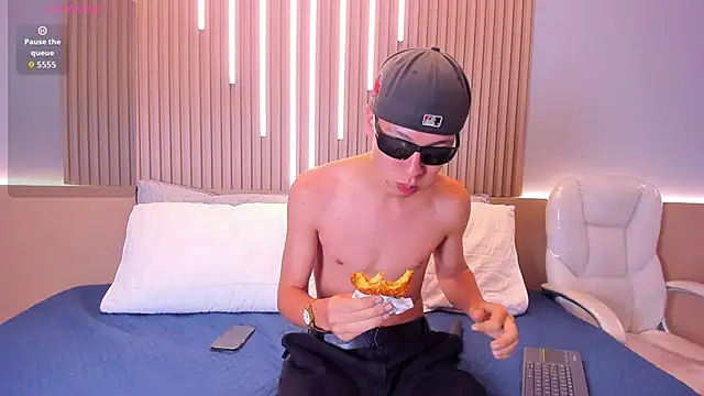 Abraham horny18 online show from 28, 10, 2025