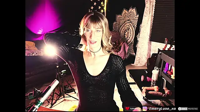 Snapshot of EmeryLune_xo chatting on 10, 6, 2026 EmeryLune xo online show from 10, 6, 2026