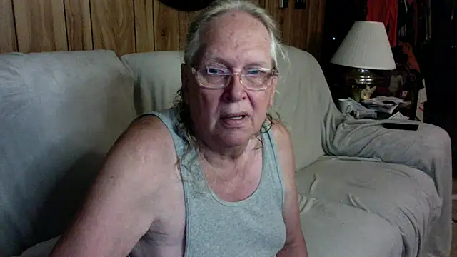 Snapshot of OldLadySara chatting on 13, 10, 2025 OldLadySara online show from 13, 10, 2025