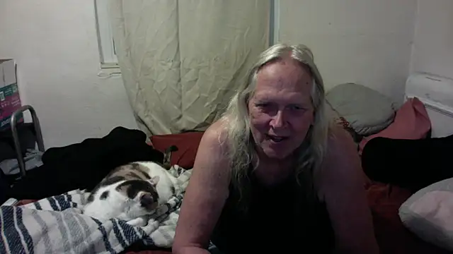 Snapshot of OldLadySara chatting on 27, 5, 2026 OldLadySara online show from 27, 5, 2026