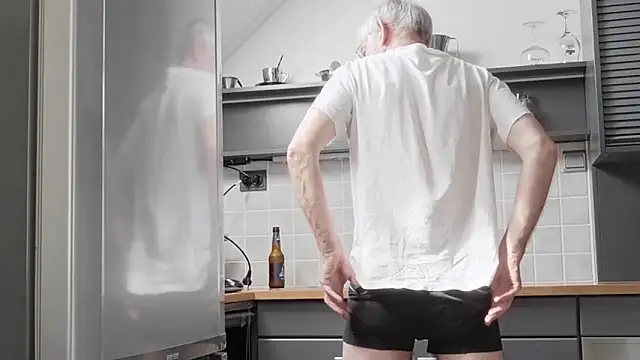 Snapshot of ewaldwillems99 chatting on 8, 4, 2026 ewaldwillems99 online show from 8, 4, 2026