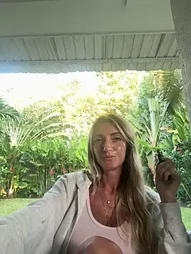 Snapshot of ChasingSunsets-Quinn chatting on 9, 10, 2025 ChasingSunsets-Quinn online show from 9, 10, 2025