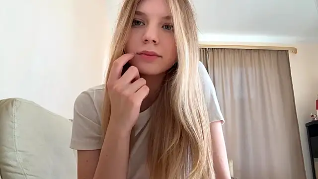 Snapshot of FruityXo chatting on 8, 10, 2025 FruityXo online show from 8, 10, 2025
