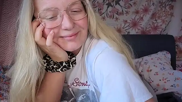 Daisyxoxo  online show from 2, 12, 2025