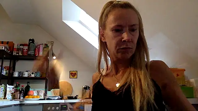 Snapshot of blondi2077 chatting on 12, 9, 2025 blondi2077 online show from 12, 9, 2025