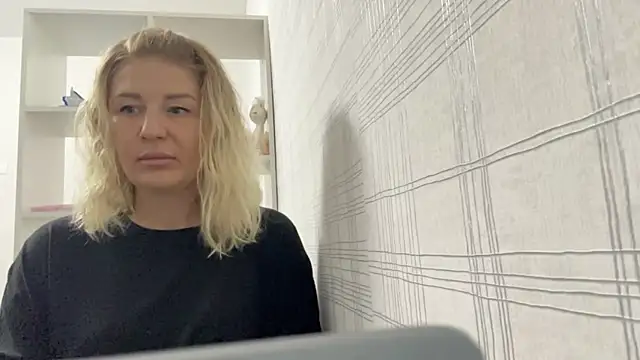 Blondie xoxoxo online show from 25, 9, 2025