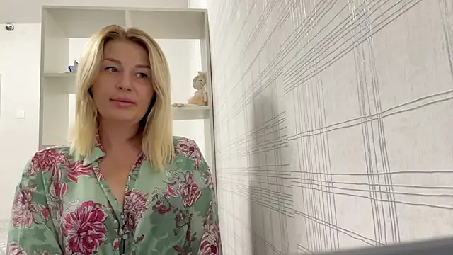 Blondie xoxoxo online show from 29, 9, 2025