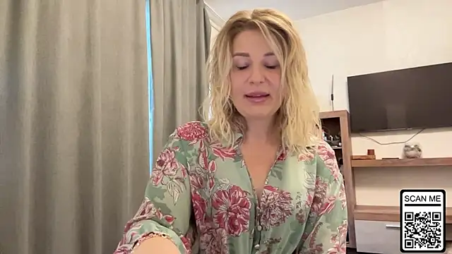 Blondie xoxoxo online show from 5, 10, 2025