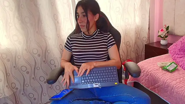 DarlingDuchess  online show from 7, 10, 2025