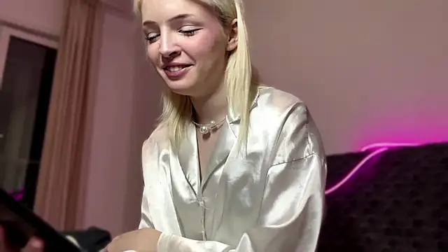 Snapshot of blondekira chatting on 21, 10, 2025 blondekira online show from 21, 10, 2025