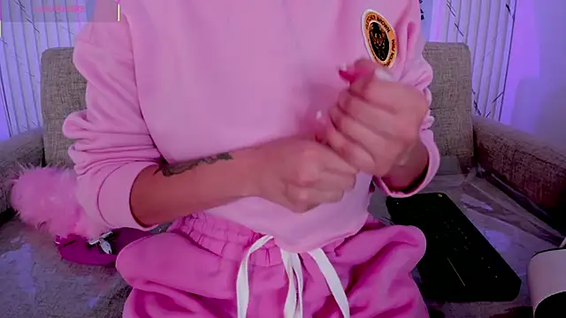 chloegils  online show from 17, 10, 2025