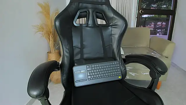 chloegils  online show from 29, 10, 2025