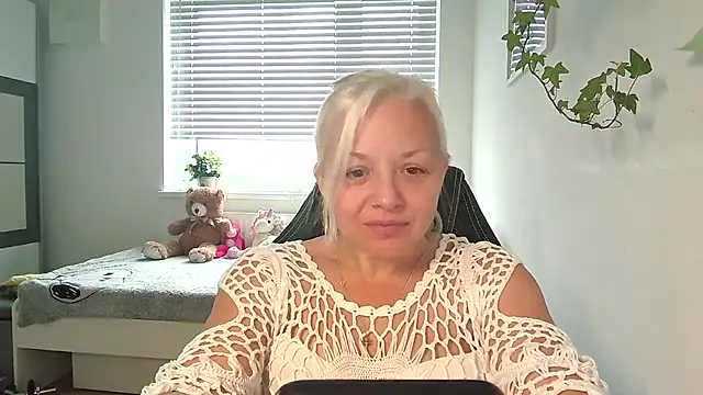 Linsy Kim online show from 2, 12, 2025