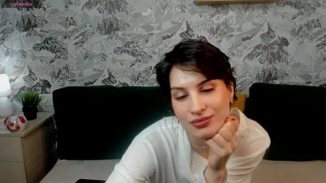 Adeline Perle online show from 8, 10, 2025