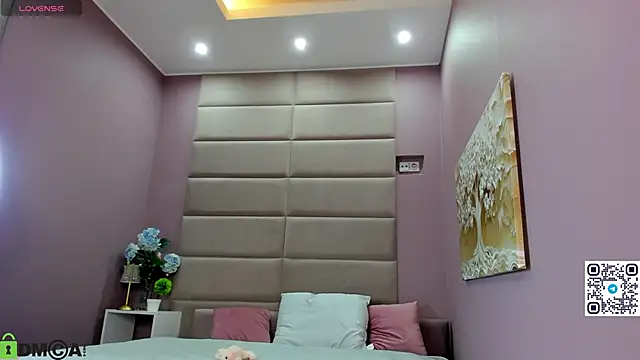 Adeline Perle online show from 19, 11, 2025