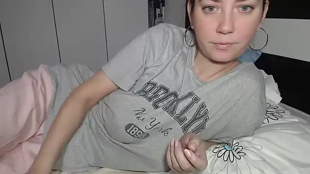 petite danielle online show from 16, 2, 2026