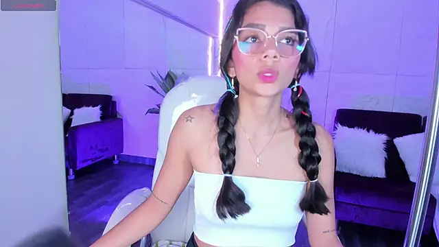 AlassiaHocthner online show from 4, 10, 2025