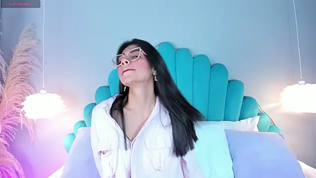 AlassiaHocthner online show from 8, 11, 2025