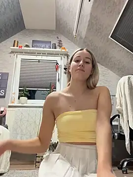 Snapshot of miaistlive chatting on 19, 9, 2025 miaistlive online show from 19, 9, 2025