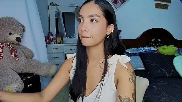 Snapshot of mia_yireth chatting on 8, 10, 2025 mia yireth online show from 8, 10, 2025