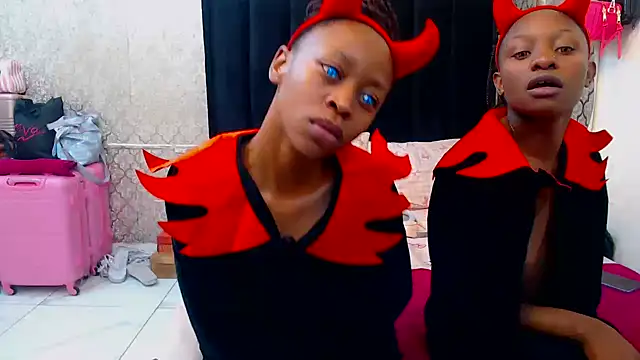 Snapshot of SexyPetitex25 chatting on 30, 10, 2025 SexyPetitex25 online show from 30, 10, 2025