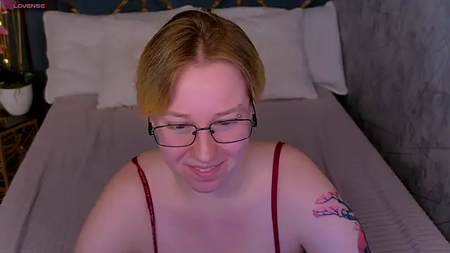 Snapshot of AlexandraGreen chatting on 6, 6, 2026 AlexandraGreen online show from 6, 6, 2026