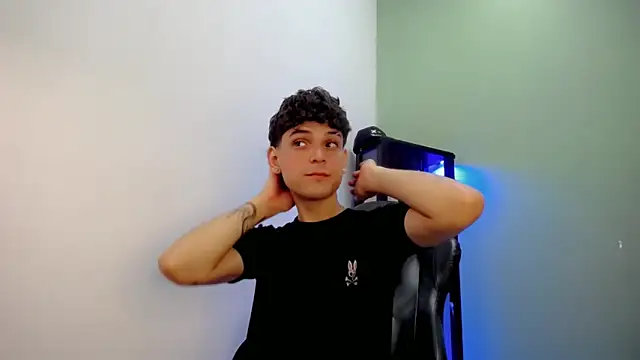 dilan hott  online show from 4, 12, 2025