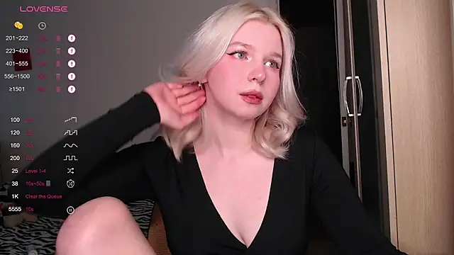 Snapshot of AnnySweetMilk chatting on 13, 10, 2025 AnnySweetMilk online show from 13, 10, 2025