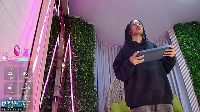 Kiara Zahiri   online show from 17, 9, 2025