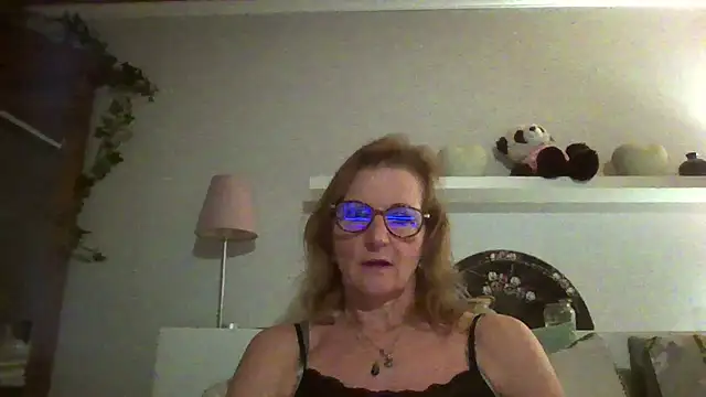 Snapshot of Valinella chatting on 3, 12, 2025 Valinella online show from 3, 12, 2025