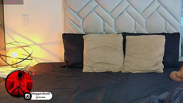 Snapshot of megganswift_ chatting on 15, 2, 2026 megganswift online show from 15, 2, 2026