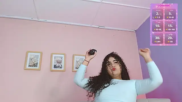 Snapshot of lourdes_moon22 chatting on 28, 9, 2025 lourdes moon22 online show from 28, 9, 2025